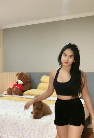 Angguncantik Looks Hot in Black Crop Top