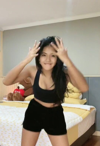 3. Angguncantik Looks Hot in Black Crop Top