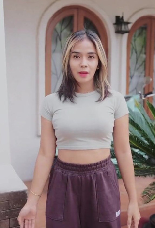 Magnetic Angguncantik in Appealing Grey Crop Top