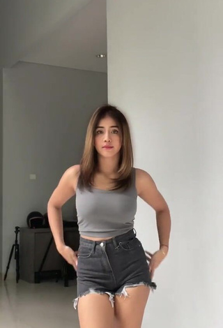 Seductive Angguncantik Shows Cleavage in Grey Crop Top