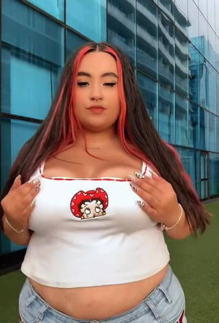 2. Maleja Rodriguez Looks Attractive in Crop Top and Bouncing Tits