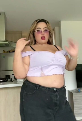 Maleja Rodriguez Looks Seductive in Crop Top while Twerking