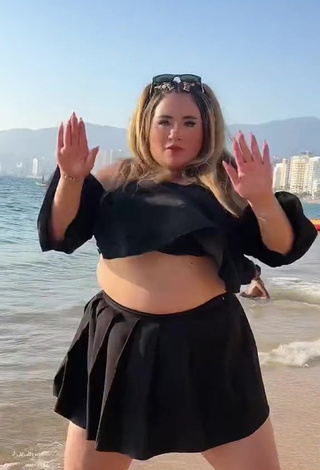 6. Maleja Rodriguez Shows Cleavage in Alluring Black Crop Top at the Beach while Twerking