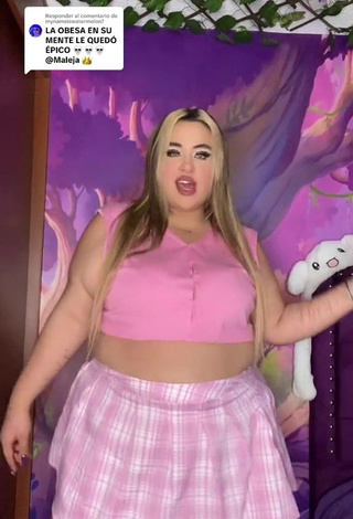 Seductive Maleja Rodriguez Shows Cleavage in Pink Crop Top while Twerking