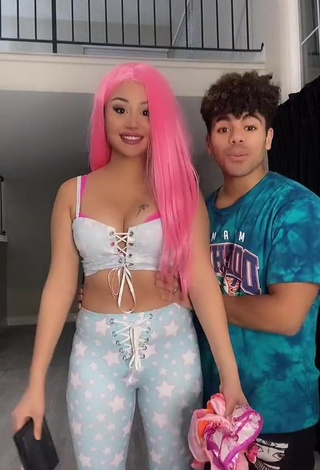 Star Abelar Shows Cleavage in Sexy Crop Top (Side Boob)