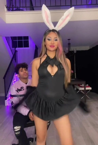 2. Sexy Star Abelar Shows Cosplay (Side Boob)