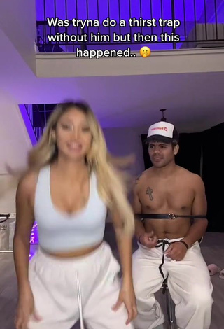 5. Hottest Star Abelar Shows Cleavage in White Crop Top while Twerking