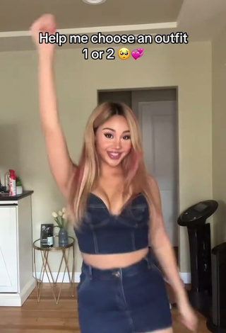 3. Sexy Star Abelar Shows Cleavage in Crop Top