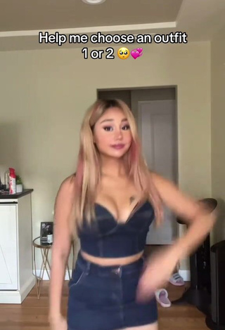 4. Sexy Star Abelar Shows Cleavage in Crop Top