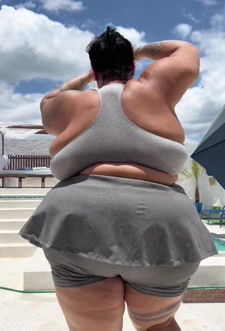 4. Magnificent Thais Carla Shows Big Butt