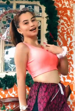 5. Vanessa Kate Alvarez Looks Gorgeous in Peach Crop Top