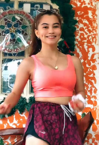 2. Vanessa Kate Alvarez Looks Really Cute in Peach Crop Top