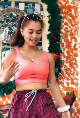 5. Vanessa Kate Alvarez Looks Really Cute in Peach Crop Top