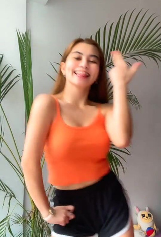 3. Vanessa Kate Alvarez Looks Breathtaking in Orange Crop Top