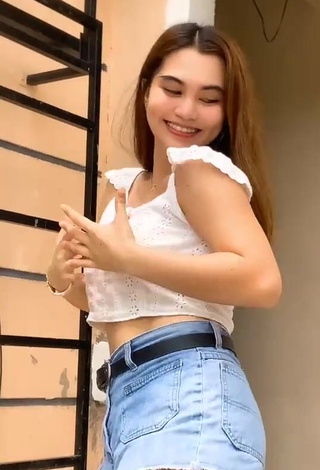 Vanessa Kate Alvarez Looks Pretty in White Crop Top