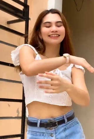 3. Vanessa Kate Alvarez Looks Pretty in White Crop Top