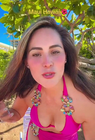 Luscious vasilvana1 Shows Cleavage in Pink Bikini Top