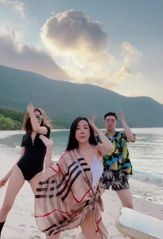 4. Luscious Việt Phương Thoa Shows Cleavage in Black Bodysuit at the Beach