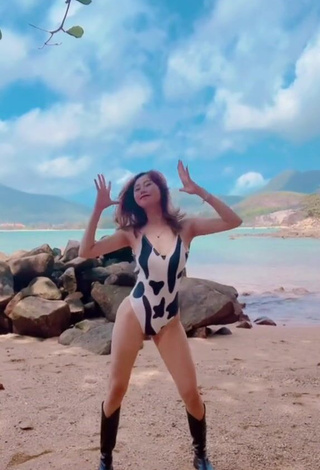 3. Sexy Việt Phương Thoa Shows Cleavage in Swimsuit at the Beach