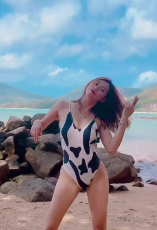 4. Sexy Việt Phương Thoa Shows Cleavage in Swimsuit at the Beach