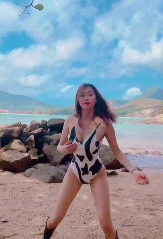 5. Sexy Việt Phương Thoa Shows Cleavage in Swimsuit at the Beach