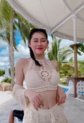 Cute Việt Phương Thoa Shows Cleavage in Crop Top