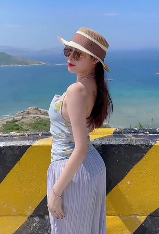 3. Hot Việt Phương Thoa Shows Cleavage