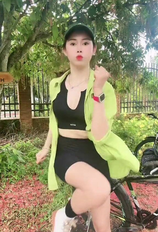 5. Luscious Việt Phương Thoa Shows Cleavage in Black Crop Top