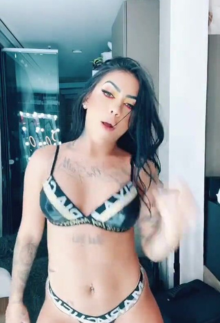 4. Mirella xbadmix Shows her Hot Butt while Twerking