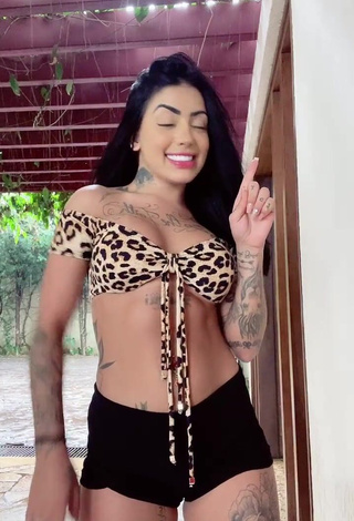 2. Mirella xbadmix Looks Sexy in Leopard Crop Top (Underboob)