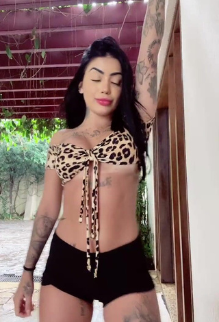 4. Mirella xbadmix Looks Sexy in Leopard Crop Top (Underboob)