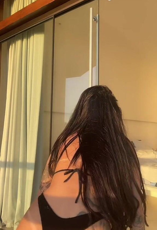 4. Mirella xbadmix Shows her Sexy Butt while Twerking (Side Boob)