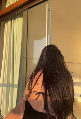 5. Mirella xbadmix Shows her Sexy Butt while Twerking (Side Boob)