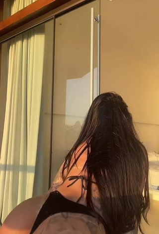 6. Mirella xbadmix Shows her Sexy Butt while Twerking (Side Boob)