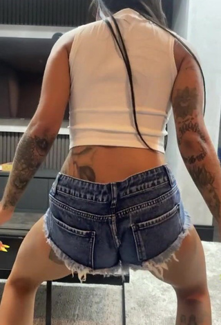 4. Magnificent Mirella xbadmix Shows Butt while Twerking