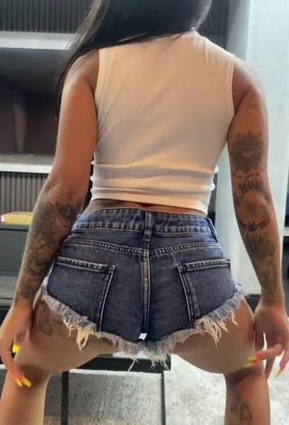 5. Magnificent Mirella xbadmix Shows Butt while Twerking