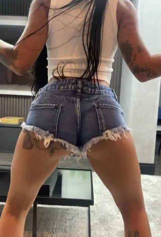 6. Magnificent Mirella xbadmix Shows Butt while Twerking