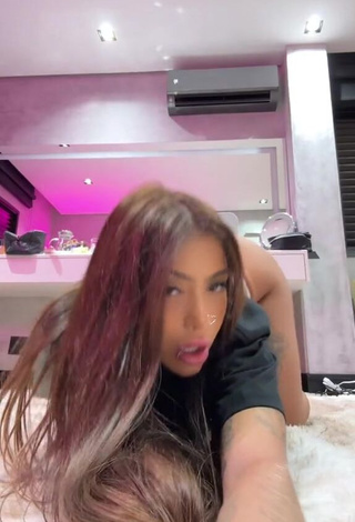 Lovely Mirella xbadmix Shows Butt while Twerking