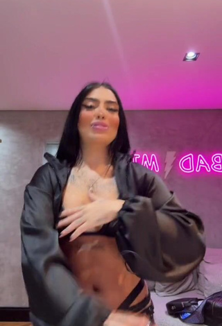 4. Sweet Mirella xbadmix Shows Butt while Twerking (Side Boob)