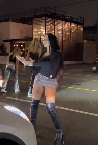 Amazing Mirella xbadmix Shows Butt in a Street while Twerking (Upskirt)