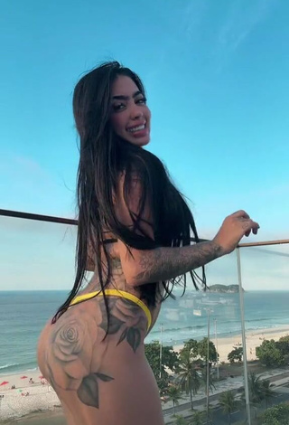 Hottie Mirella xbadmix Shows Butt on the Balcony while Twerking (Side Boob)