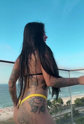 2. Hottie Mirella xbadmix Shows Butt on the Balcony while Twerking (Side Boob)