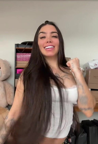 2. Sexy Mirella xbadmix Shows Butt while Twerking