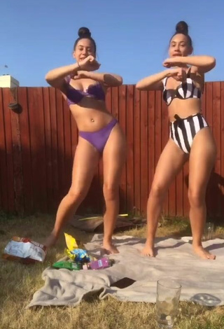 4. Sexy Nel.Twinnys in Bikini