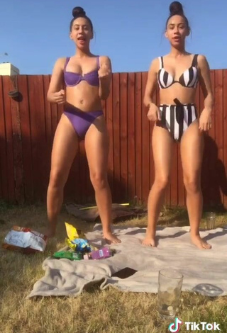 5. Sexy Nel.Twinnys in Bikini