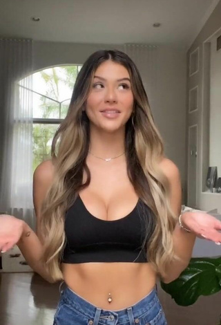 Erotic Tori Hubbard Shows Cleavage in Black Crop Top