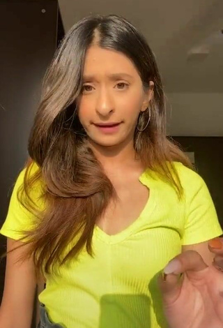 2. Sultry Unnati Malharkar in Yellow Top