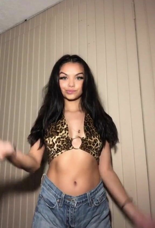 Titillating Xo.genna in Leopard Crop Top