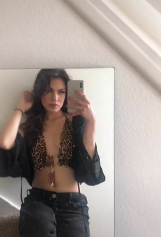 Sexy Kimberly Vásquez in Leopard Crop Top