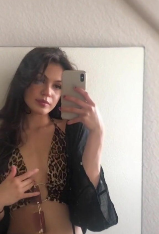 5. Sexy Kimberly Vásquez in Leopard Crop Top